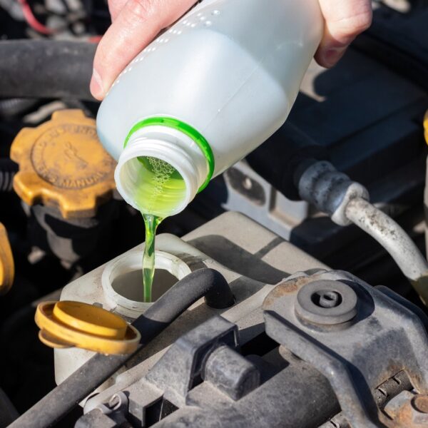 Czy można dolewać wody do płynu chłodniczego? Mit czy rzeczywistość?