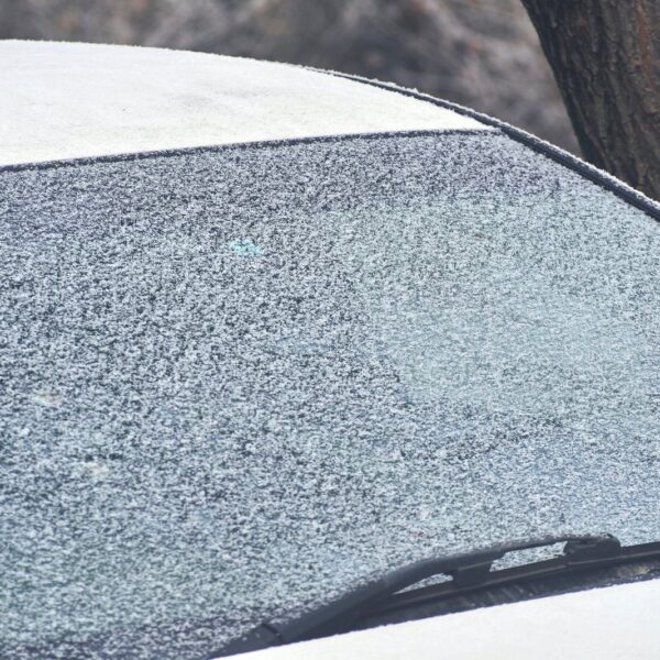 Dlaczego szyby zamarzają od środka? Przyczyny i sposoby na zapobieganie.