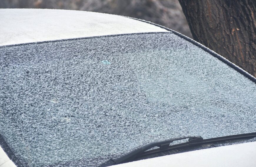 Dlaczego szyby zamarzają od środka? Przyczyny i sposoby na zapobieganie.