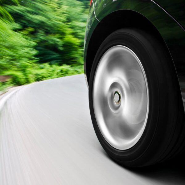 Jakie są różnice między napędem na przednie a tylne koła?