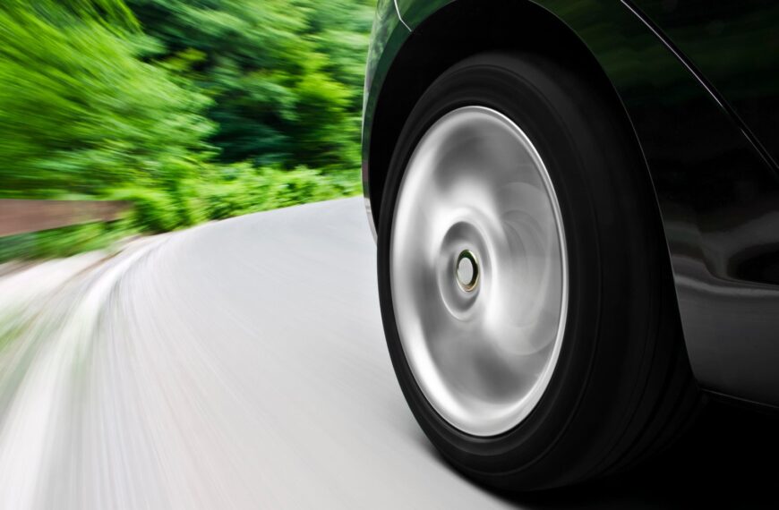 Jakie są różnice między napędem na przednie a tylne koła?