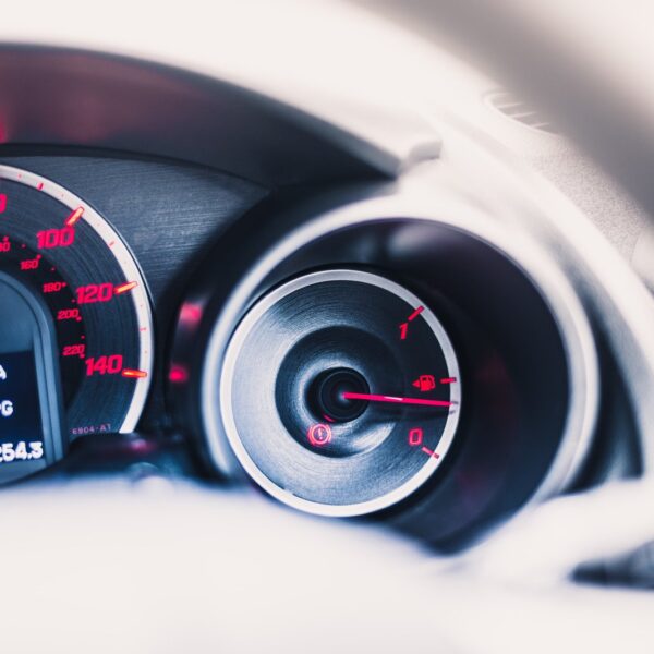 Jak zoptymalizować zużycie paliwa w samochodzie? Praktyczne wskazówki.