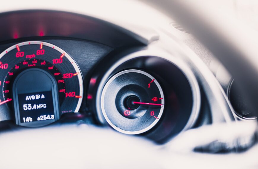 Jak zoptymalizować zużycie paliwa w samochodzie? Praktyczne wskazówki.