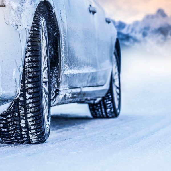Zasady używania zimowych opon: kiedy i jakie warto wybrać?