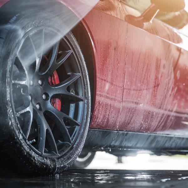 Jak dbać o lakier samochodowy? Praktyczne porady i najlepsze produkty.