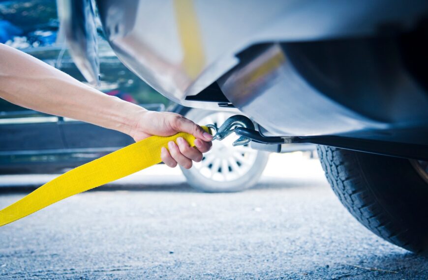 Zasady holowania pojazdów: kiedy i jak prawidłowo to robić?