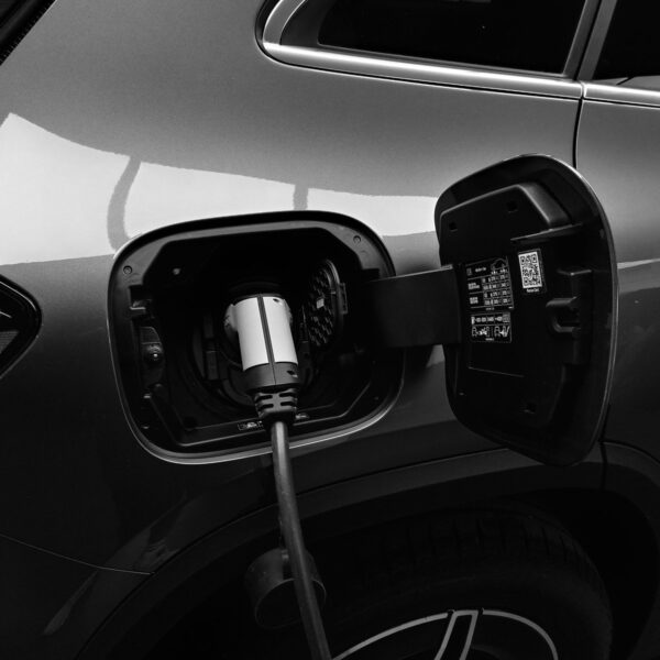 Hybrydy plug-in vs samochody elektryczne: czym się różnią i co wybrać?
