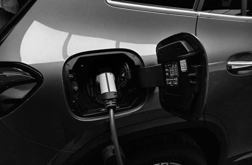 Hybrydy plug-in vs samochody elektryczne: czym się różnią i co wybrać?