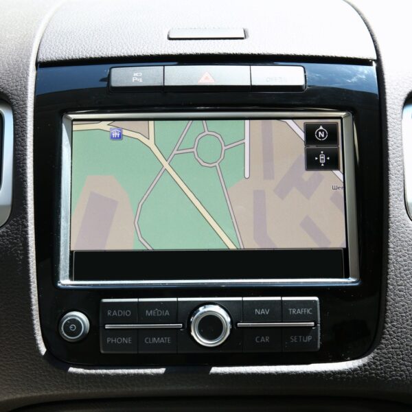 Kiedy warto zainwestować w samochodowy system nawigacji? Analiza dostępnych opcji.