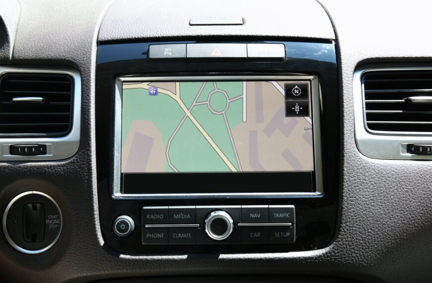 Kiedy warto zainwestować w samochodowy system nawigacji? Analiza dostępnych opcji.