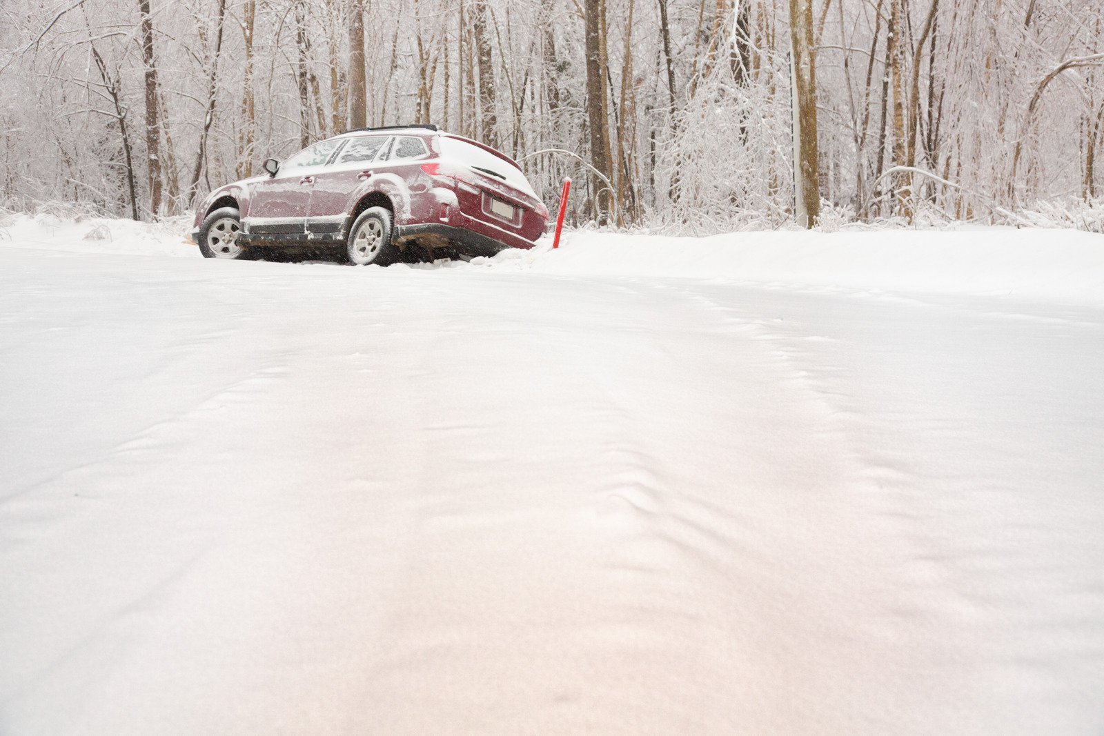 Poradnik jazdy w trudnych warunkach pogodowych – jak przygotować się na śnieg i lód?