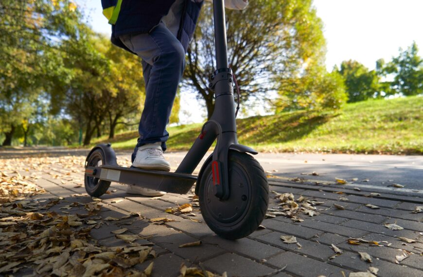 Elektryczne hulajnogi na drogach: co kierowcy powinni wiedzieć o nowych przepisach?