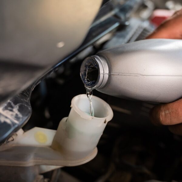 Kiedy wymienić płyn hamulcowy? Wskazówki dla kierowców dbających o bezpieczeństwo.