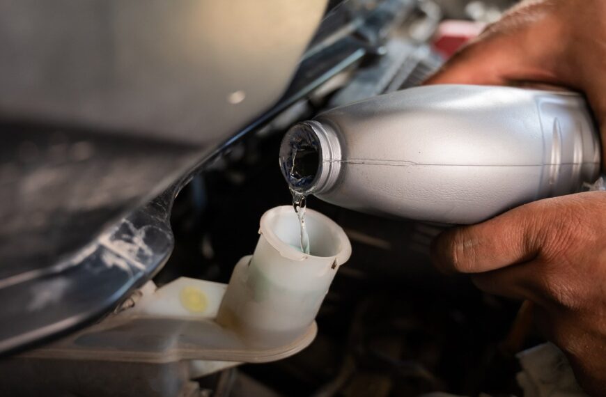 Kiedy wymienić płyn hamulcowy? Wskazówki dla kierowców dbających o bezpieczeństwo.