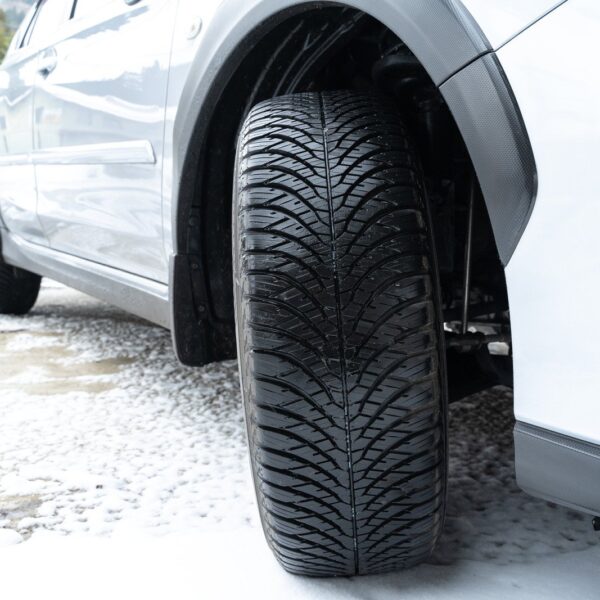 Opony całoroczne vs sezonowe: co wybrać, by zapewnić sobie bezpieczeństwo przez cały rok?