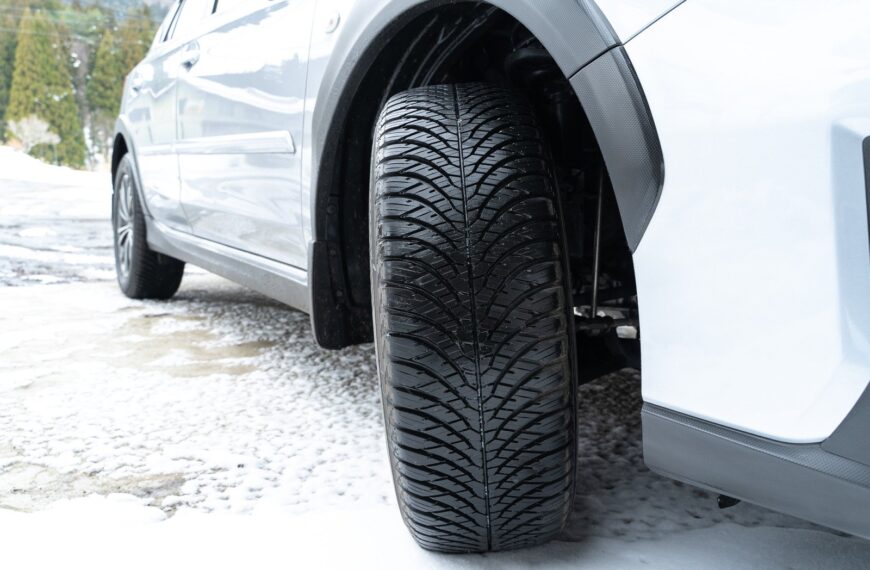 Opony całoroczne vs sezonowe: co wybrać, by zapewnić sobie bezpieczeństwo przez cały rok?