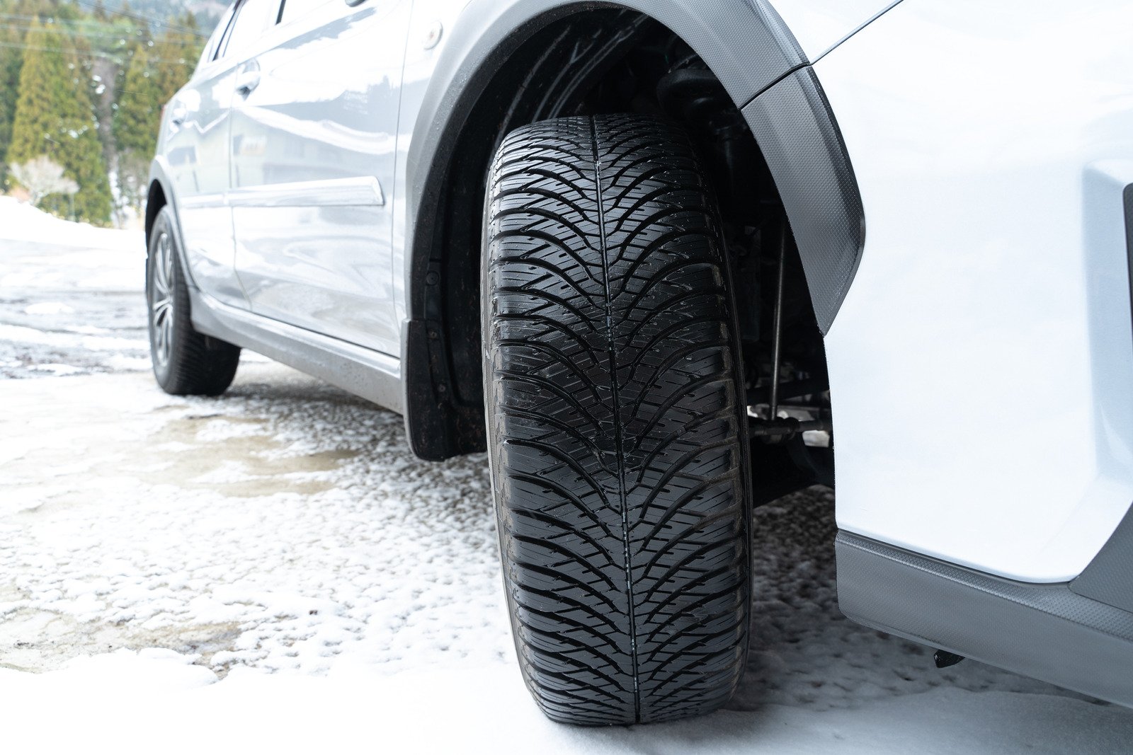 Opony całoroczne vs sezonowe: co wybrać, by zapewnić sobie bezpieczeństwo przez cały rok?