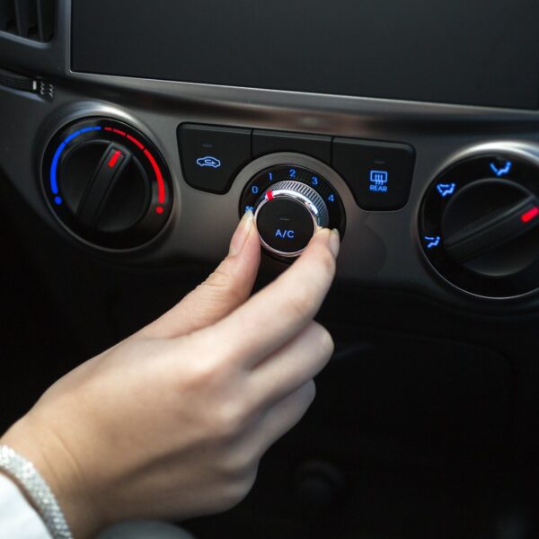 Jak dbać o klimatyzację samochodową przez cały rok? Porady dotyczące konserwacji i użytkowania.