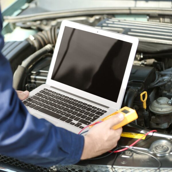 Jak prawidłowo korzystać z diagnostyki komputerowej w samochodzie? Praktyczny przewodnik dla kierowców.