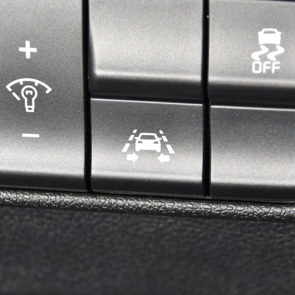 Przegląd najnowszych systemów bezpieczeństwa pojazdów: od automatycznego hamowania po rozpoznawanie zmęczenia kierowcy.