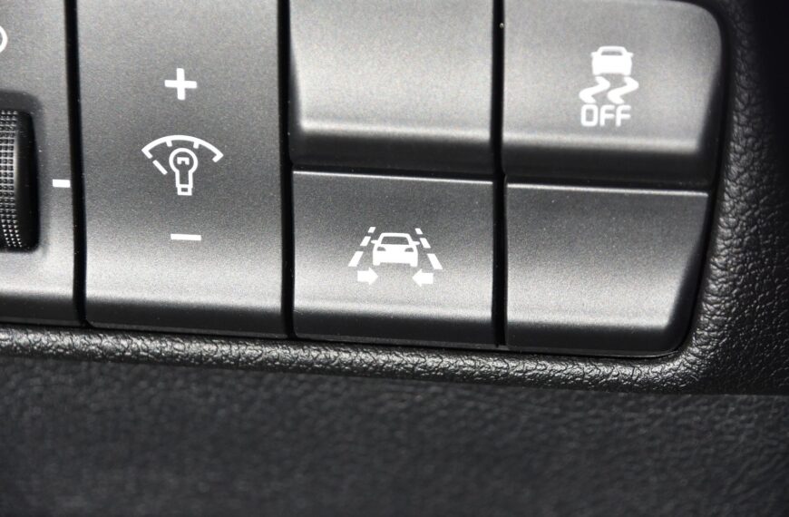 Przegląd najnowszych systemów bezpieczeństwa pojazdów: od automatycznego hamowania po rozpoznawanie zmęczenia kierowcy.