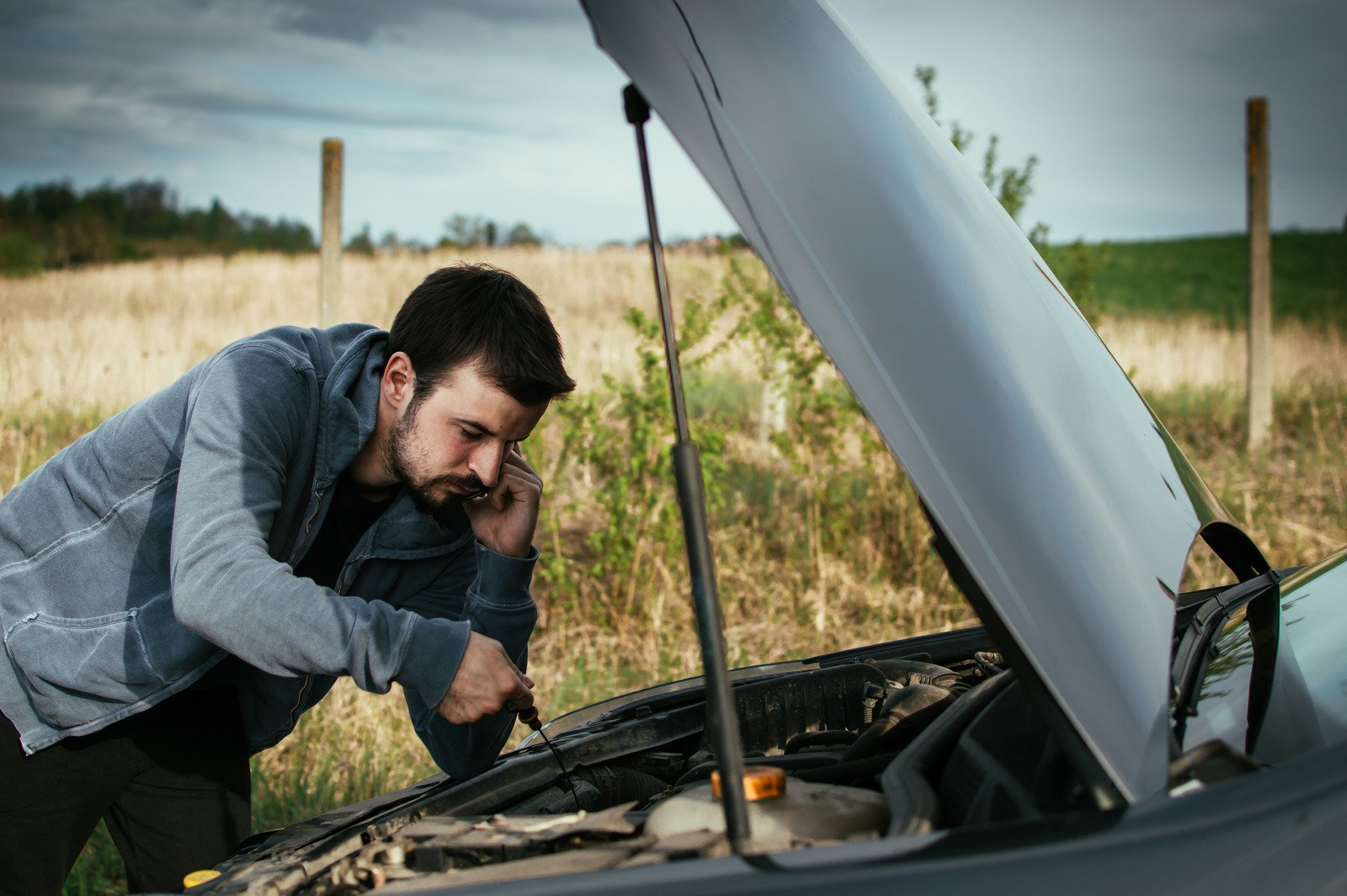 Elektronika samochodowa: najczęstsze problemy i jak je rozwiązywać.