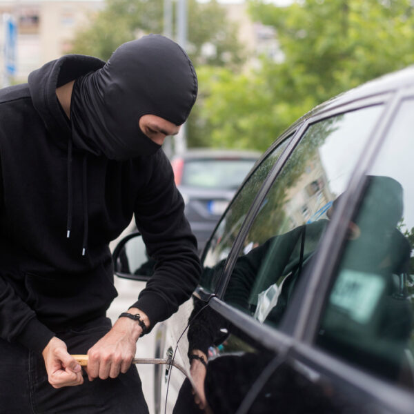 Jak zabezpieczyć samochód przed kradzieżą? Nowoczesne technologie i sprawdzone metody.