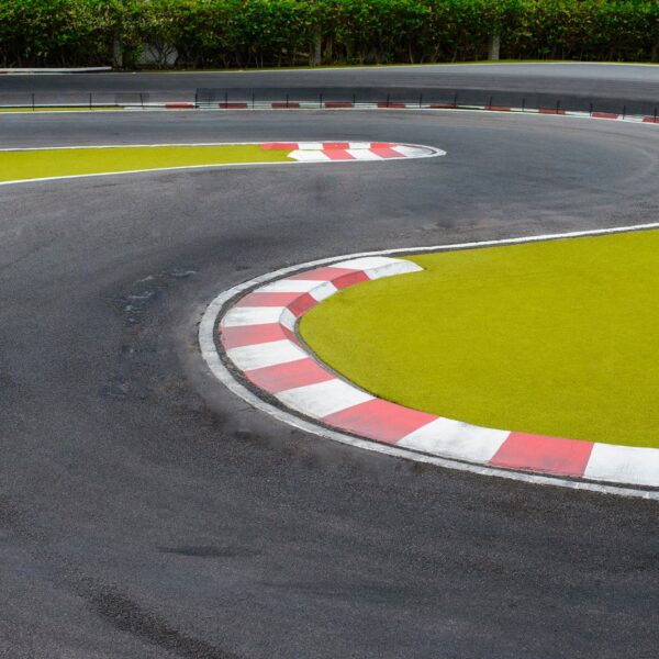 Historia legendarnych tras wyścigowych: odkryj najbardziej ikoniczne tory świata.