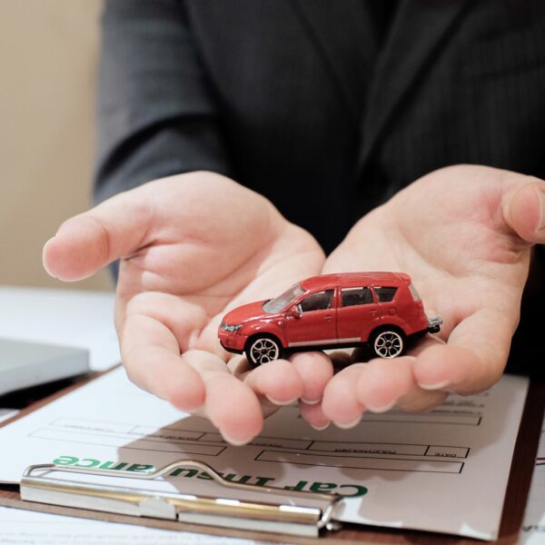 Jak wybrać odpowiednie ubezpieczenie samochodowe? Poradnik dla kierowców.